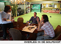 Overleg in de golfshop